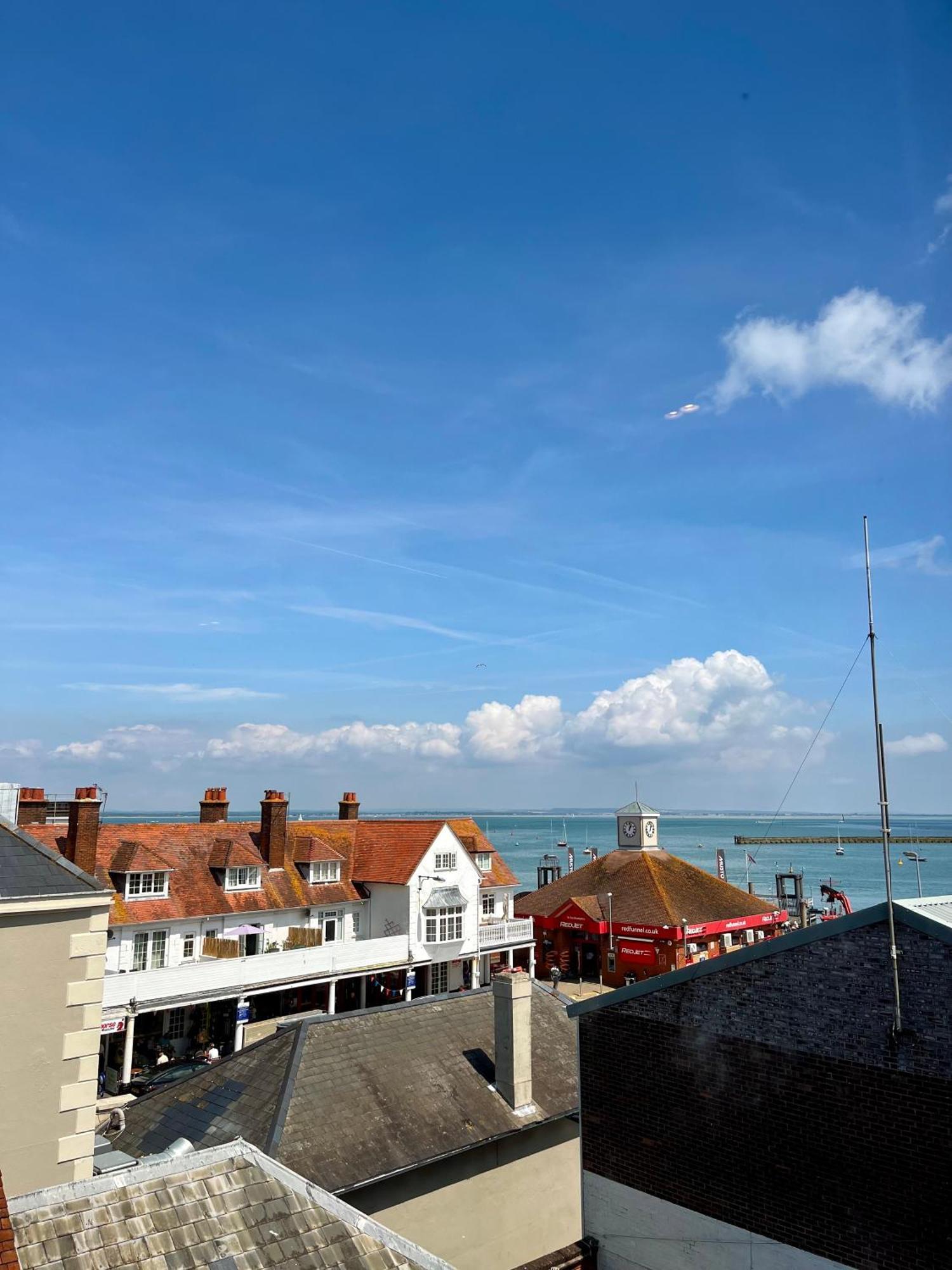 Pinnacle Suites Hotel Cowes  Exterior photo